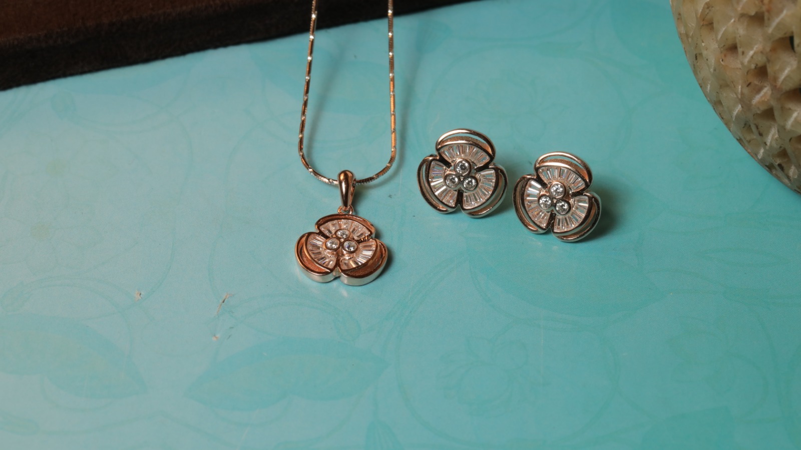 Pendant set 4
